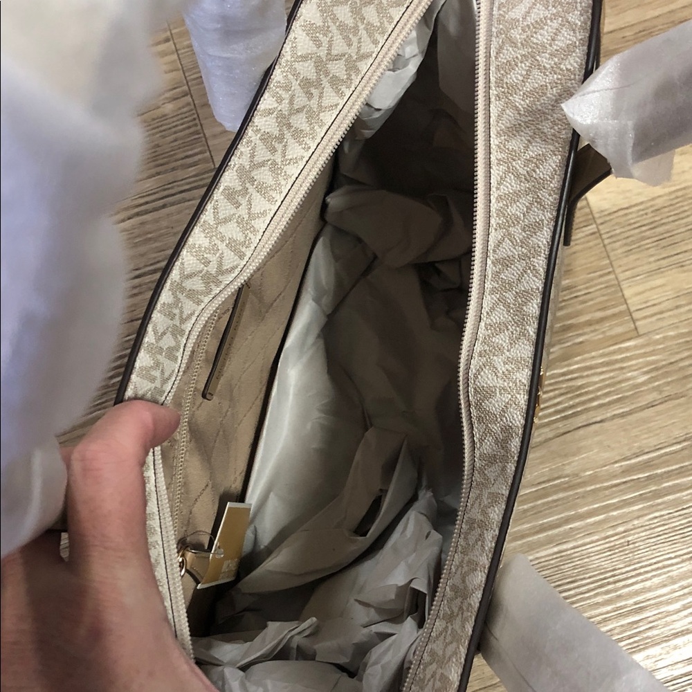 New Michael Kors Cream and Gold Large Tote Bag - Picture 8 of 14